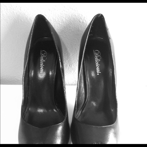 Black Pumps - Picture 3 of 4